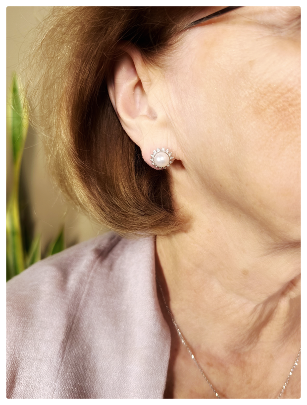 Model wearing the sunflower pearl earrings